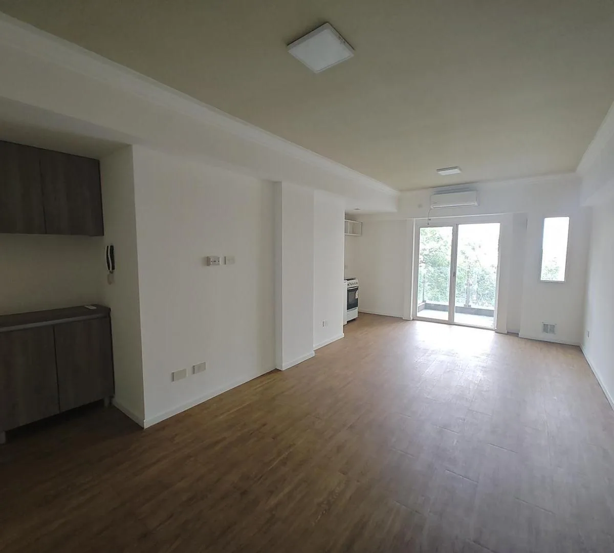 Monoambiente al frente con balcón en Villa Luro