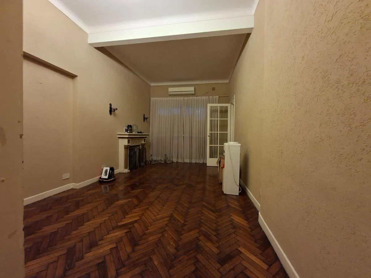 Five-bedroom house with large lot in Lomas de Zamora