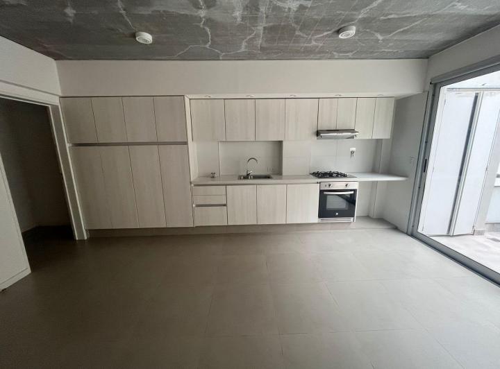 Monoambiente con balcón terraza sin amoblar en Villa Pueyrredón