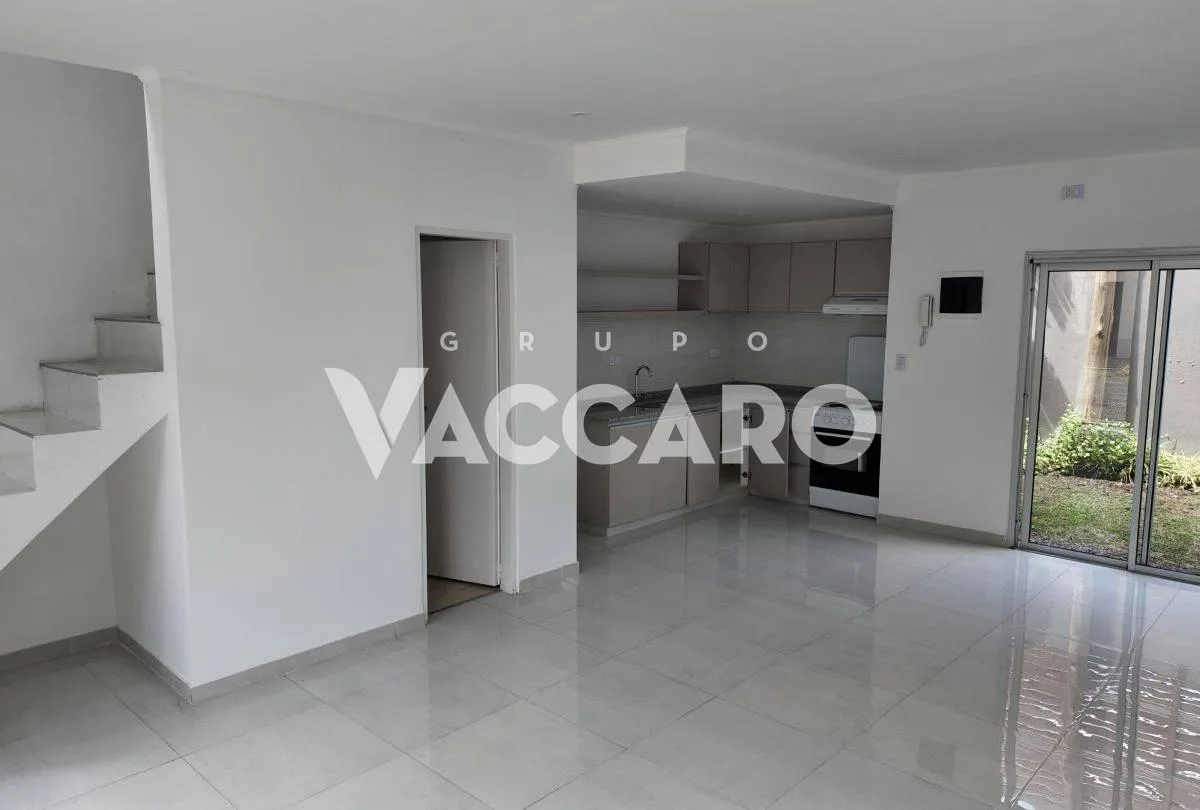 Apartamento duplex de três ambientes novo em Ituzaingó Norte