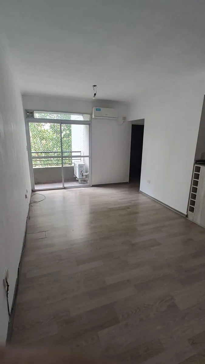 Apartamento de dois ambientes com varanda em Liniers