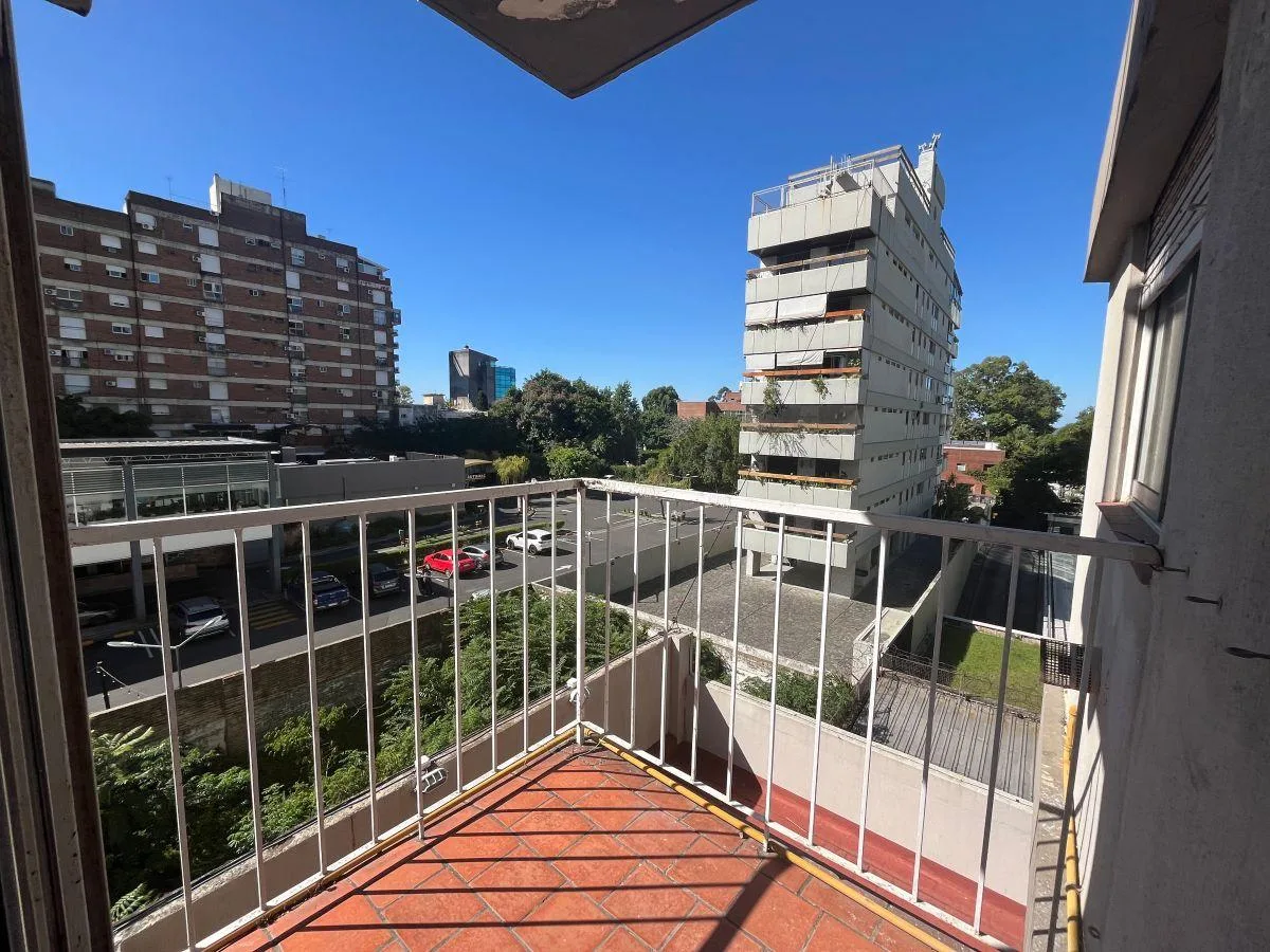Two-bedroom apartment with balcony in Olivos