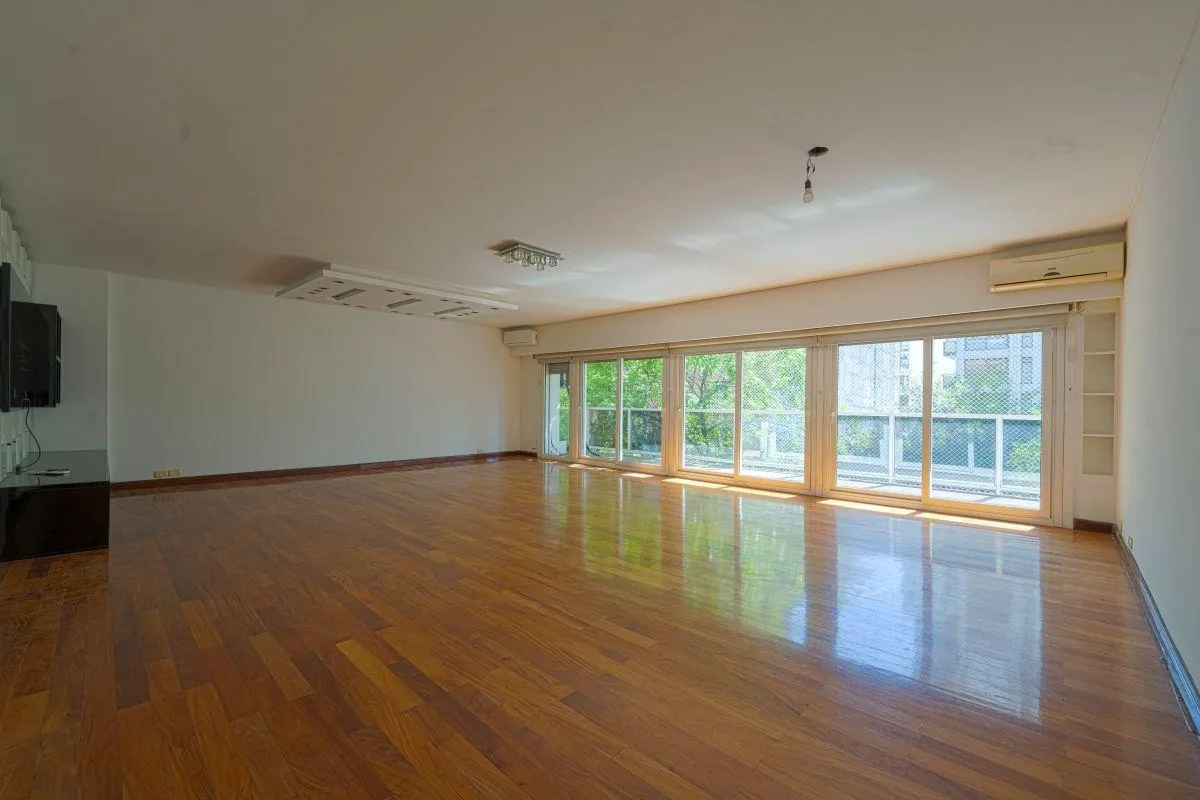 Four-bedroom apartment with balcony in Palermo Chico