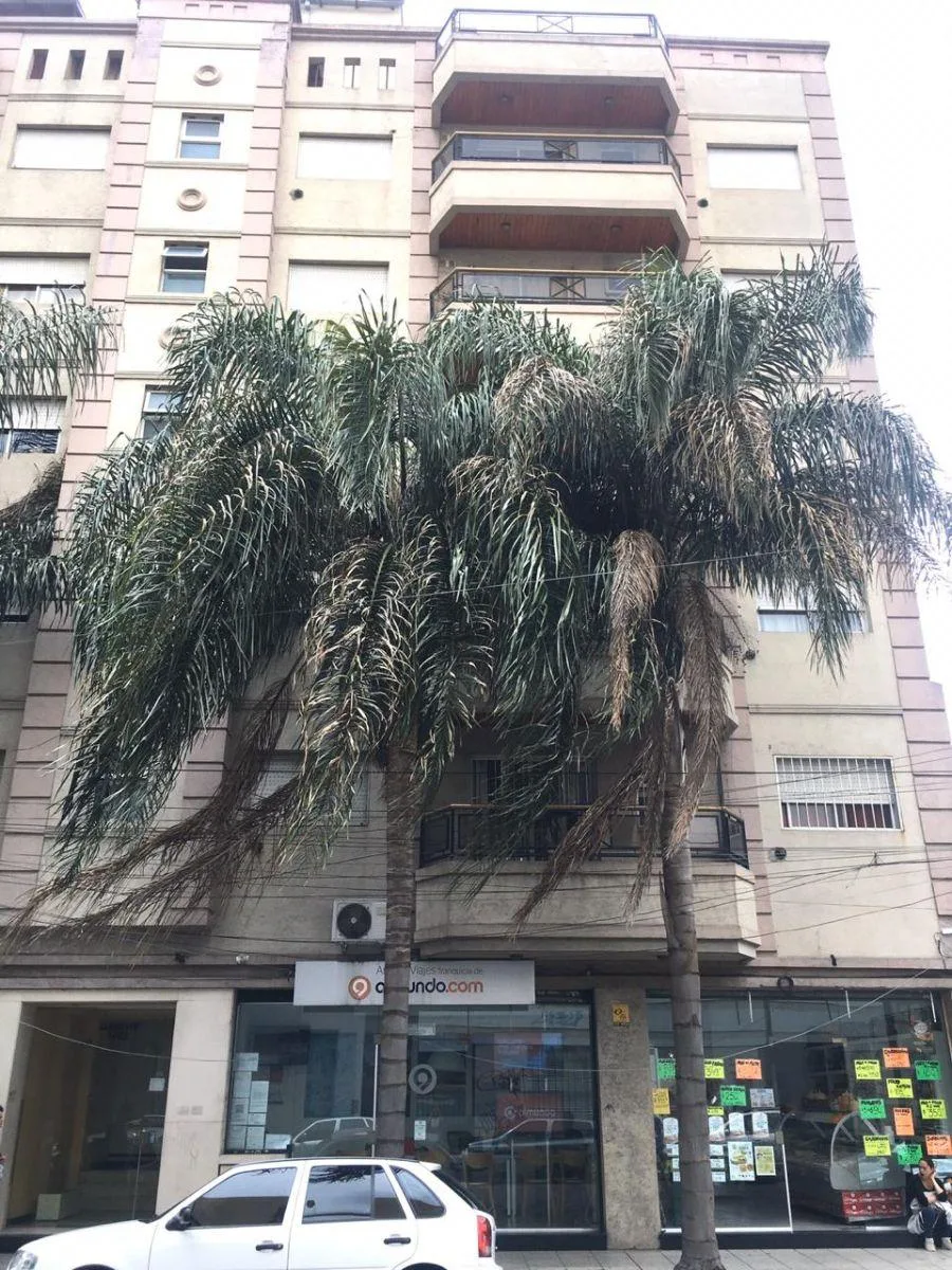 Apartamento de 2 ambientes com varanda e pátio em Lanús