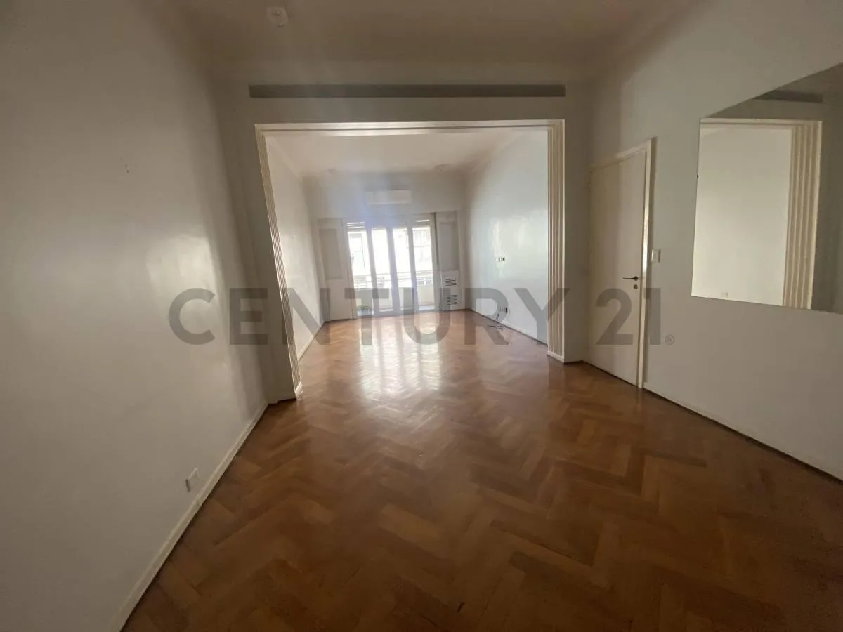 Apartamento de três ambientes com 2 quartos de frente em Recoleta