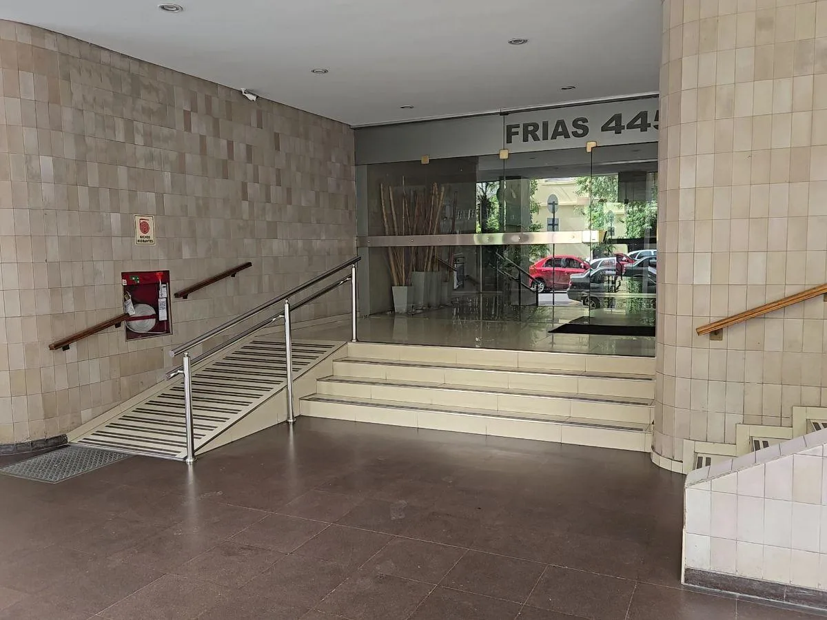 Apartamento de quatro ambientes com varanda em Villa Crespo