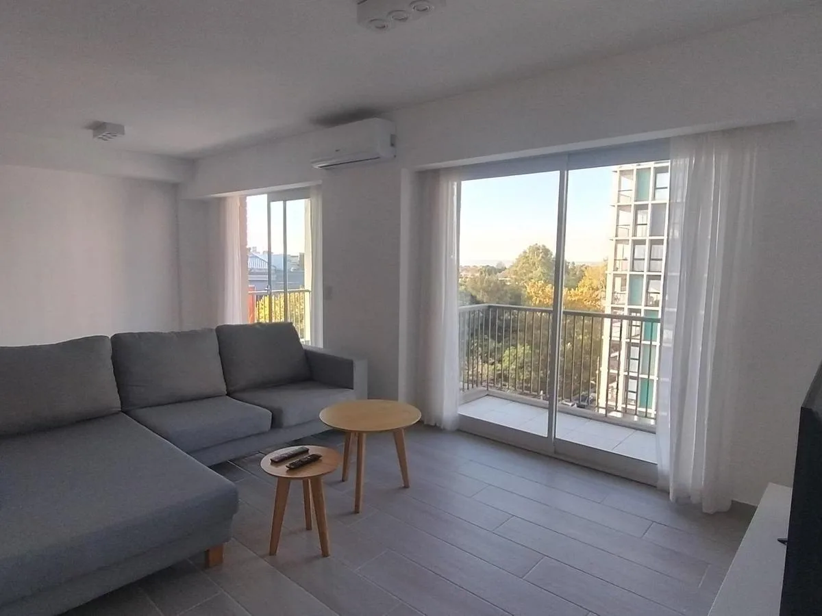 Apartamento de dois ambientes em Olivos com vaga de garagem e varanda