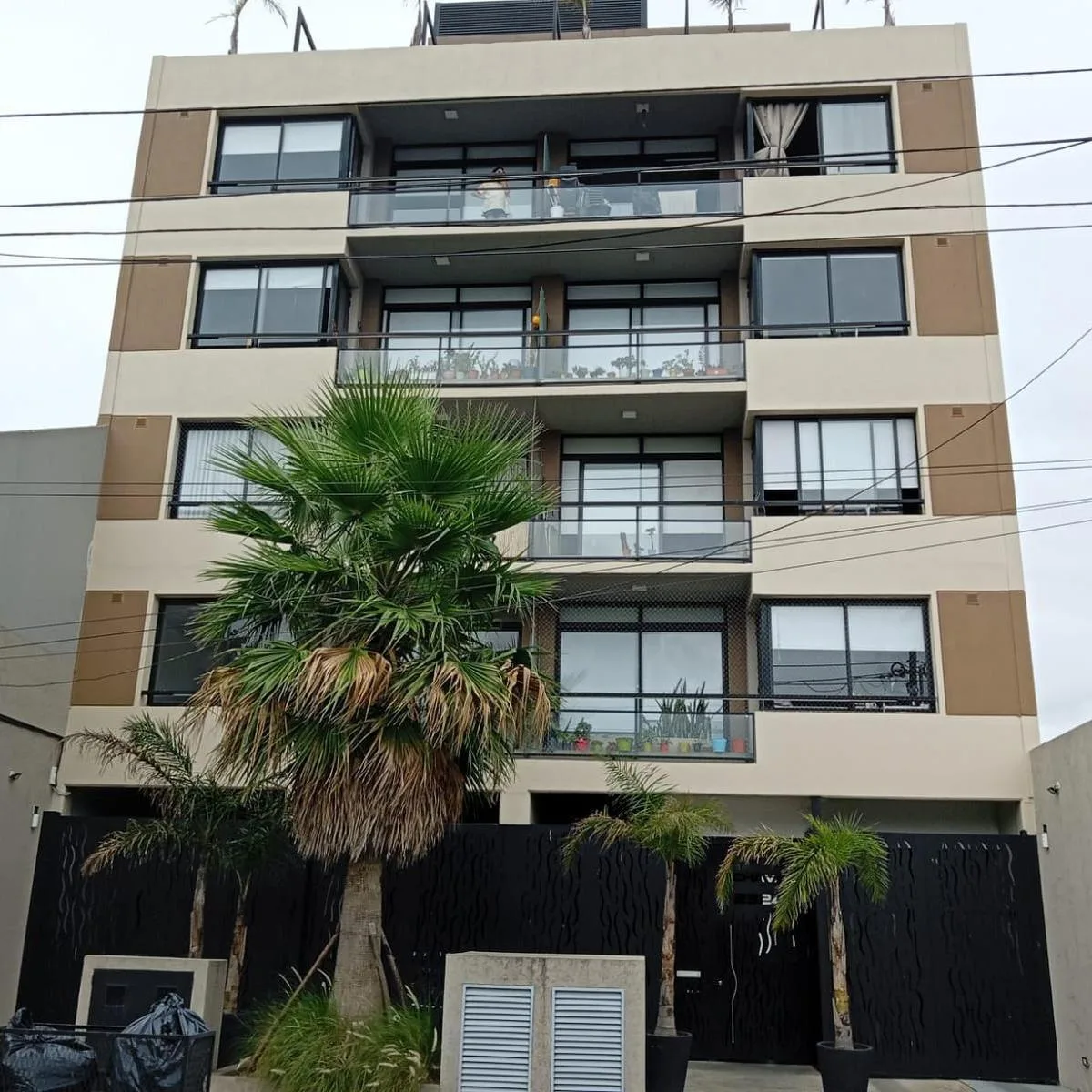 Apartamento de dois ambientes de frente em Remedios de Escalada