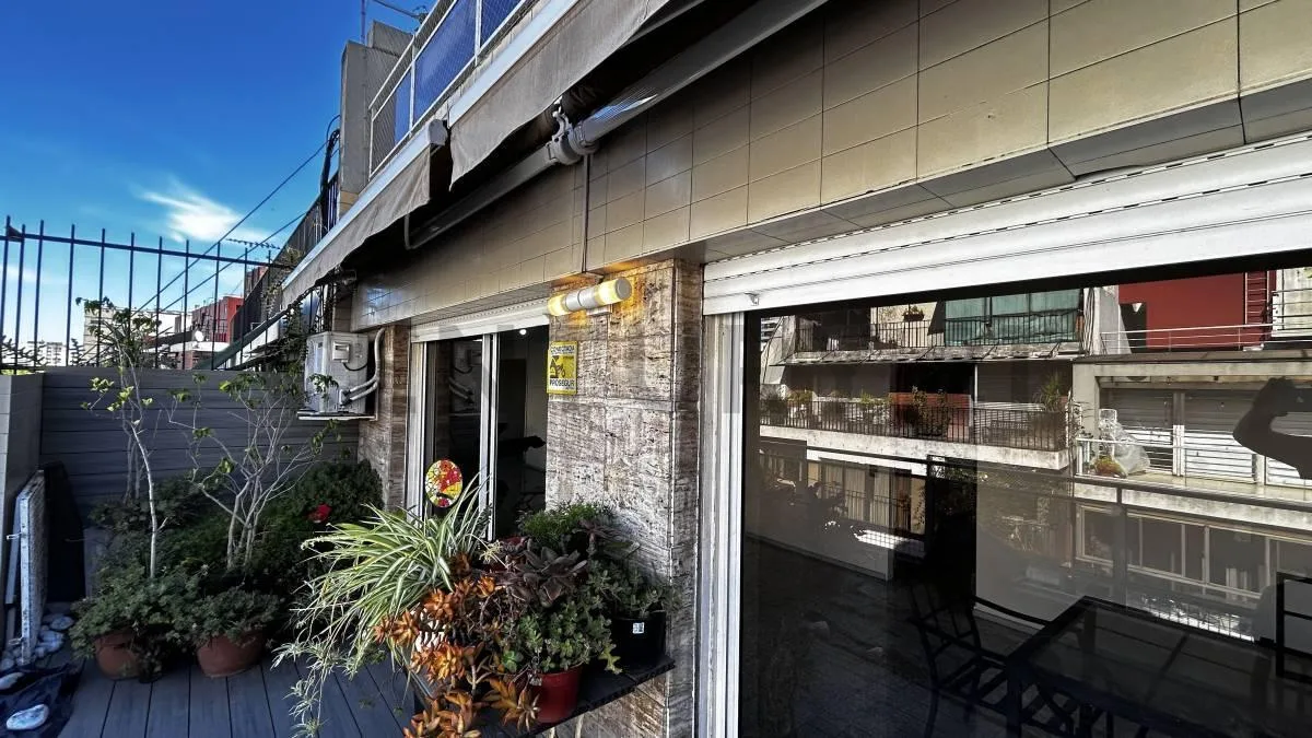 Apartamento de três dormitórios com varanda- terraço, vaga fixa e depósito em Recoleta