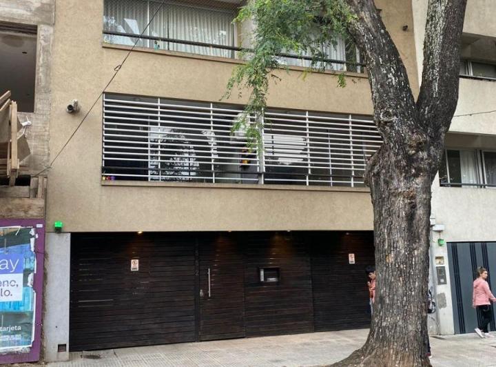 Departamento de 2 ambientes al frente con balcón y cochera en Villa Urquiza