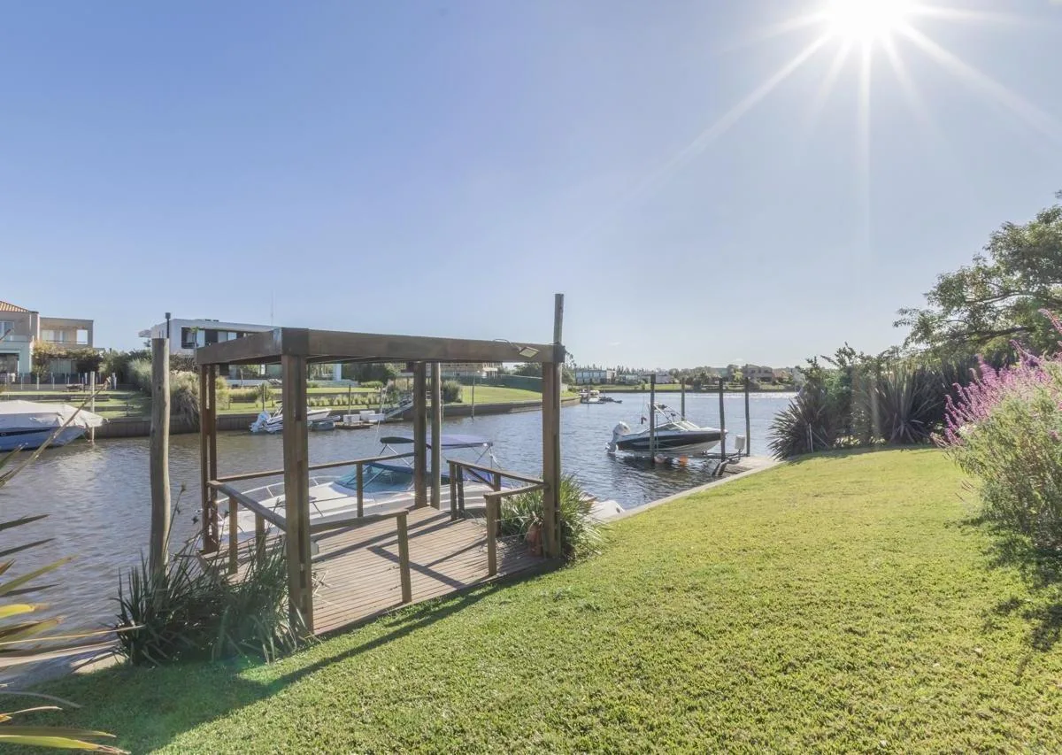 Four-bedroom house on the Luján river in Tigre