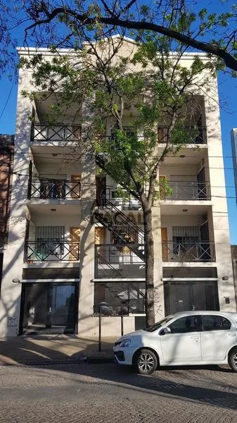 Departamento de 2 ambientes con vista al frente y contrafrente en La Plata