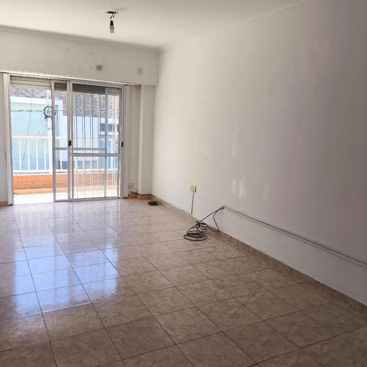 Departamento de 3 ambientes con cochera en Avellaneda