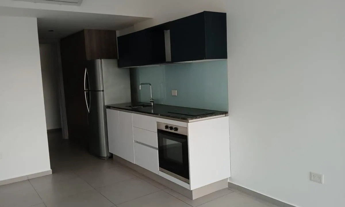 Studio com terraço compartilhado e split