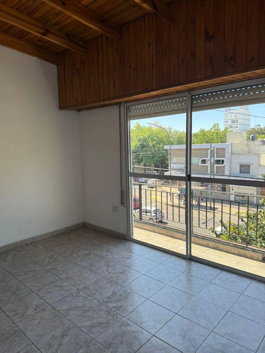 Apartamento de 2 dormitórios com varanda passante em La Plata