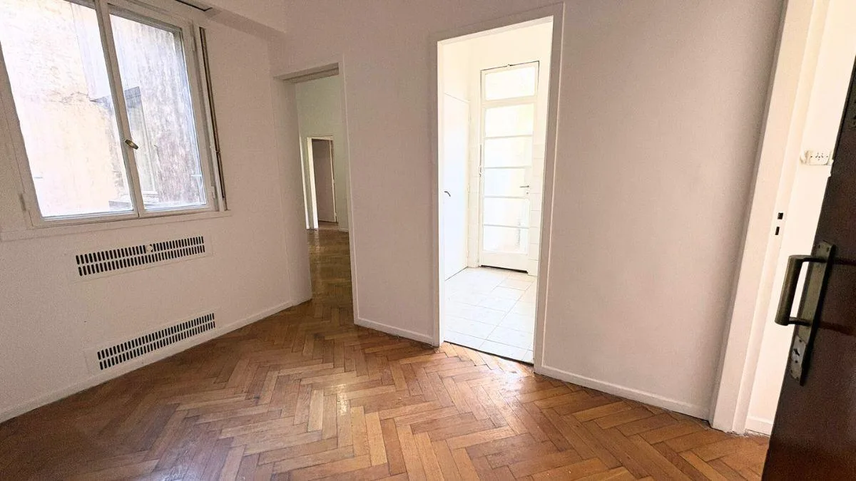 Apartamento de três ambientes no 1º andar em San Telmo
