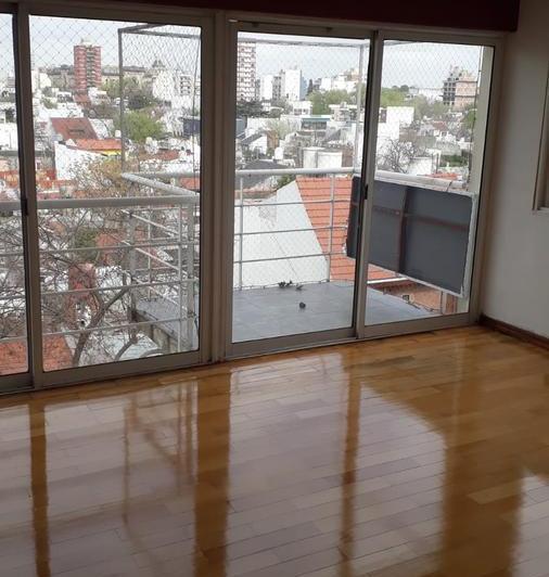 Departamento de 3 ambientes con 2 baños y balcón en Villa del Parque