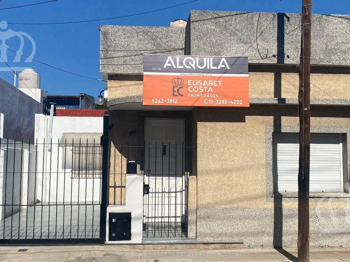 Two-bedroom house in Lanús Este with patio, parking space and terrace