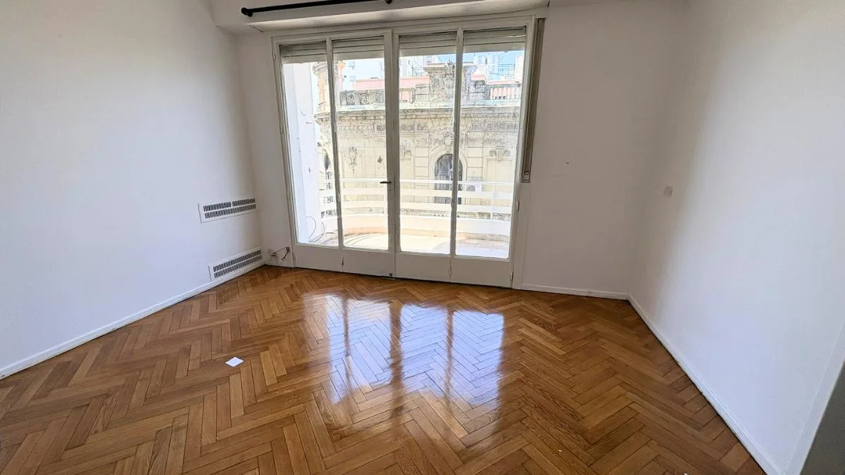 Apartamento de dois ambientes com varanda aterrazada de frente em San Telmo