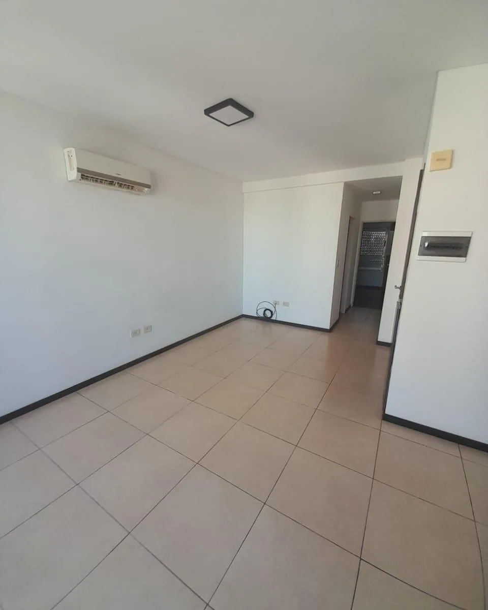 Apartamento meio andar de 2 ambientes com varanda e área de churrasco em Lanús