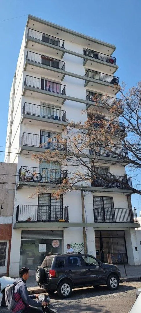 Departamento de 1 dormitorio con balcón al frente en La Plata