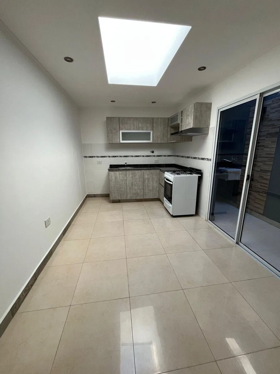 Apartamento novo de dois ambientes com vaga de garagem em Valentín Alsina