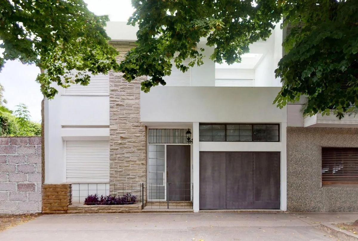 Дом с 4 спальнями и гаражом в La Plata