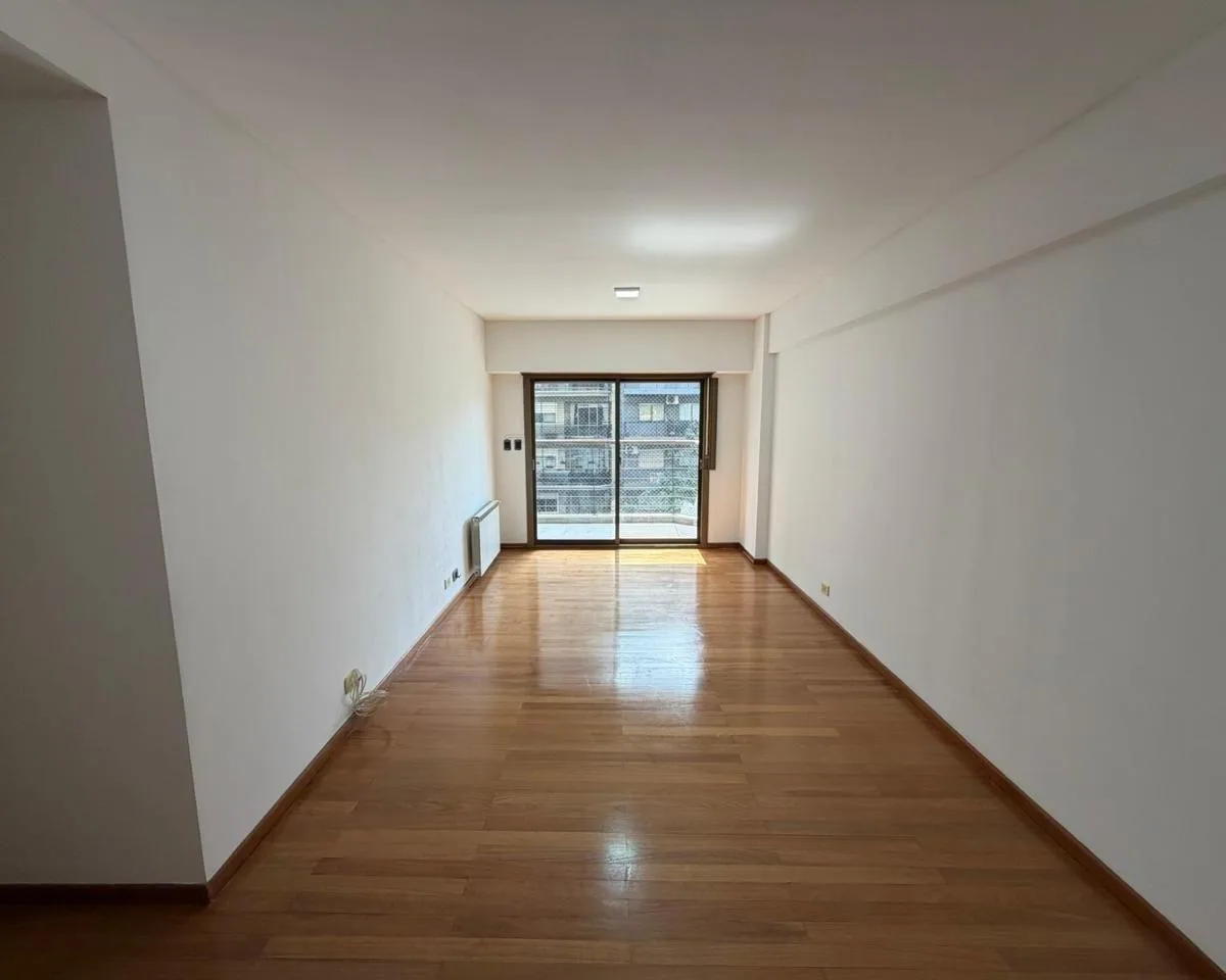 Apartamento de três dormitórios em Flores