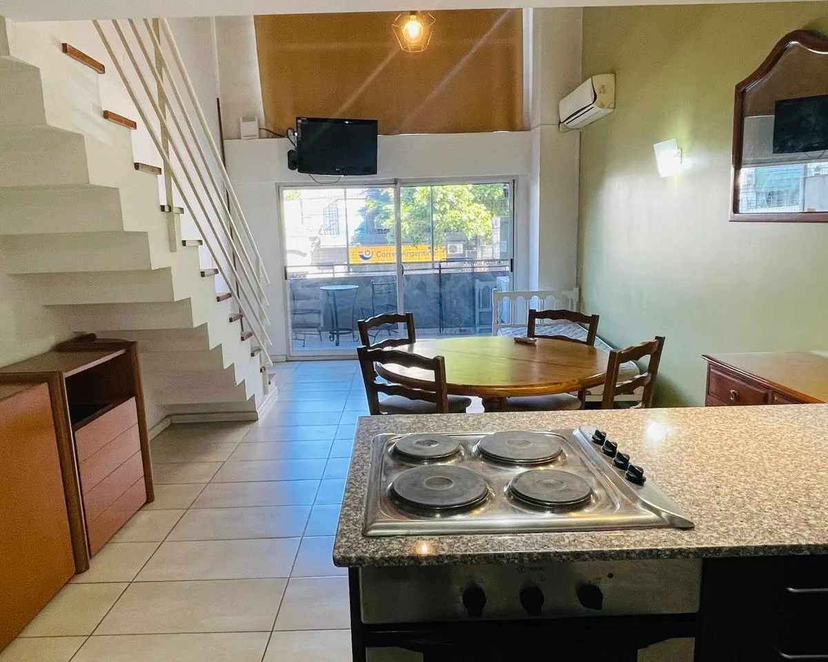 Apartamento de dois ambientes em duplex, de frente com varanda em Belgrano