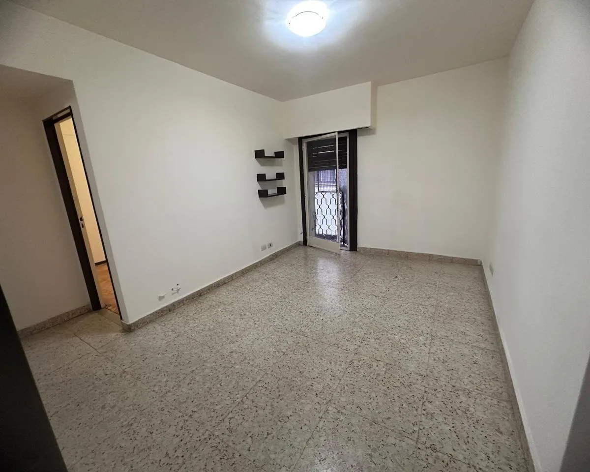 Apartamento de dois ambientes com vaga de garagem em Almagro