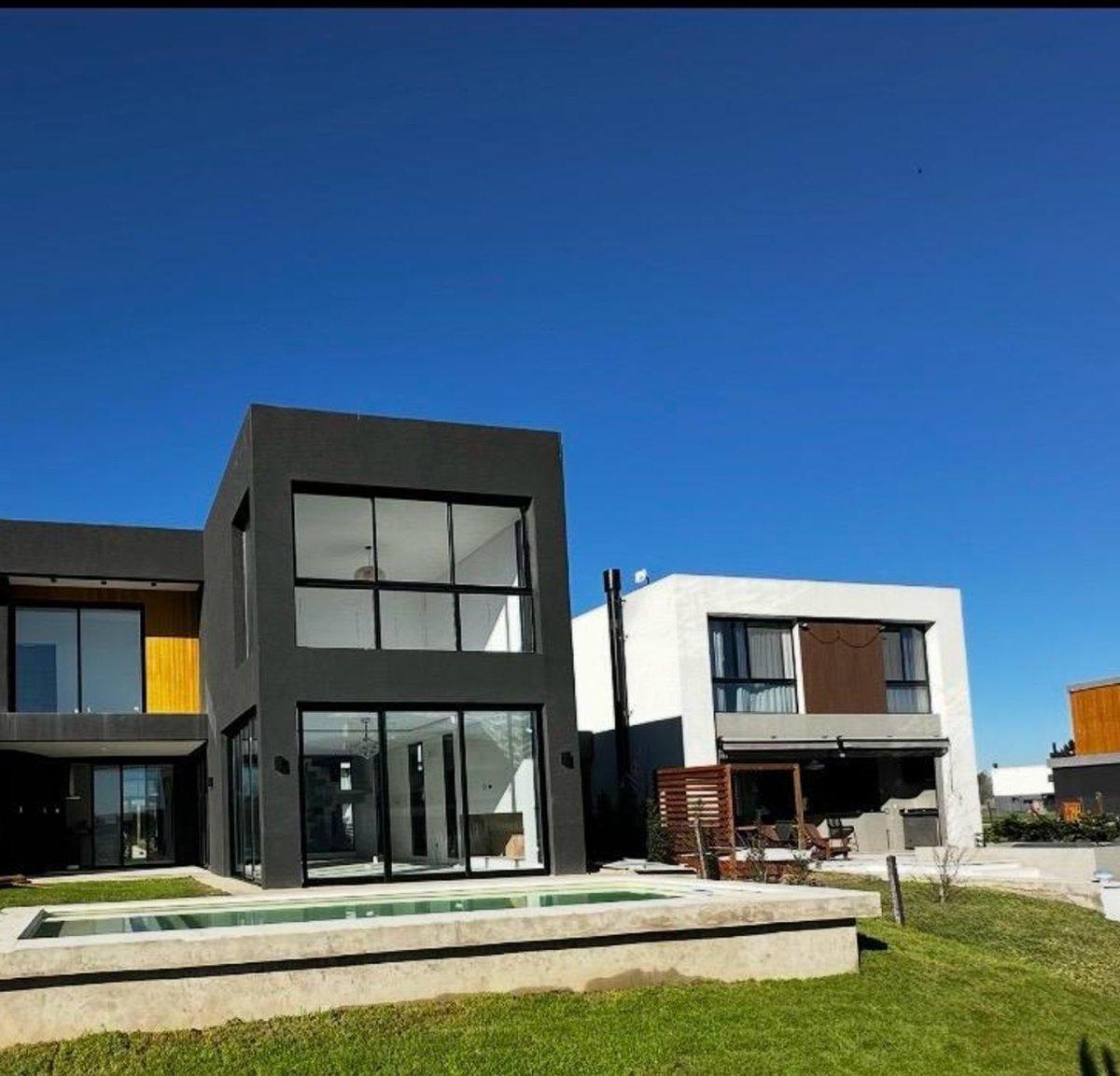 Four-bedroom house with private dock in Tigre