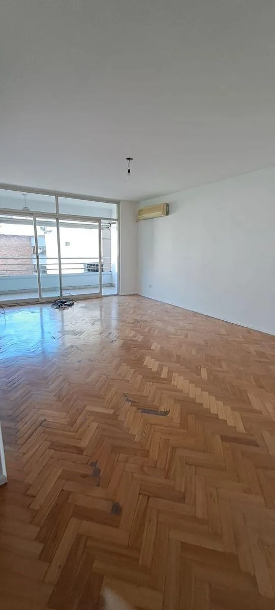 Apartamento de três ambientes com varanda tipo terraço e vaga de garagem em Colegiales