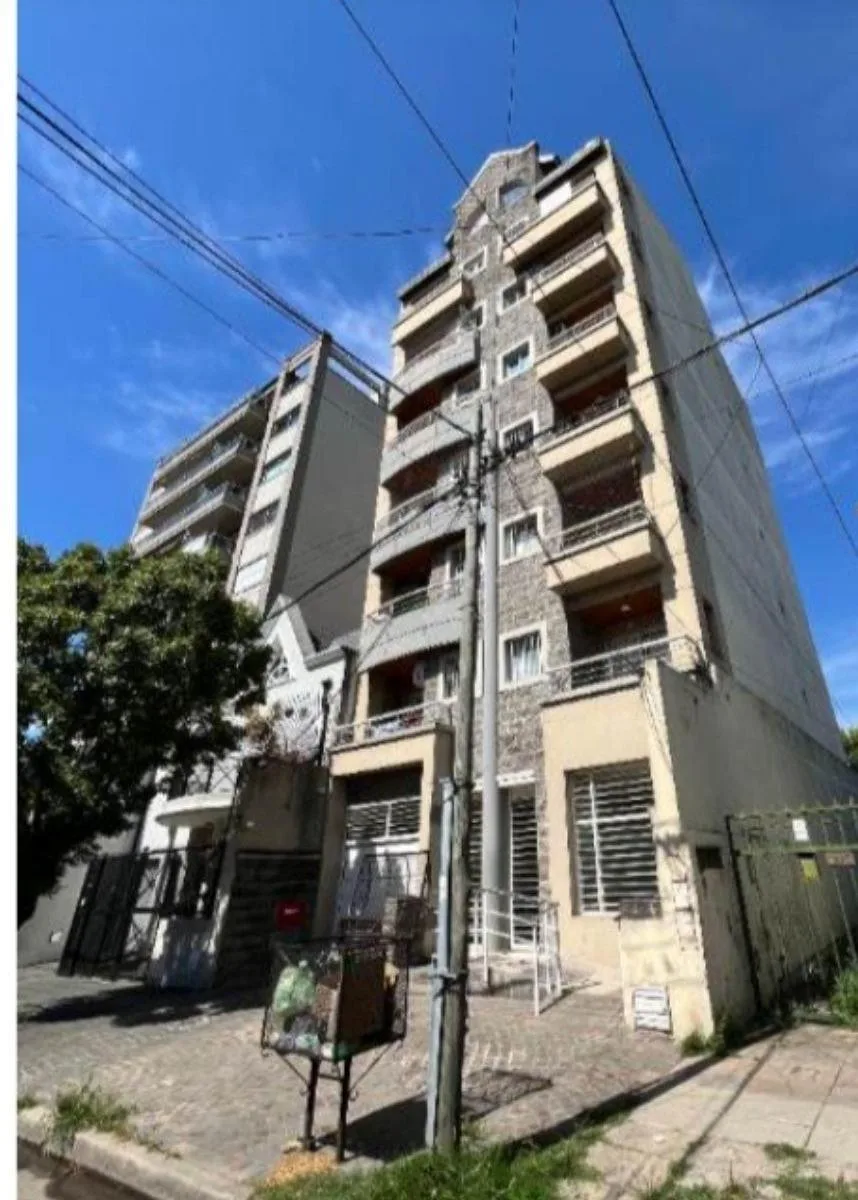 Apartamento de três ambientes de frente em Lanús
