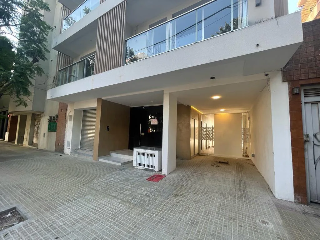 Двухкомнатная полуэтажная квартира с балконом в La Plata