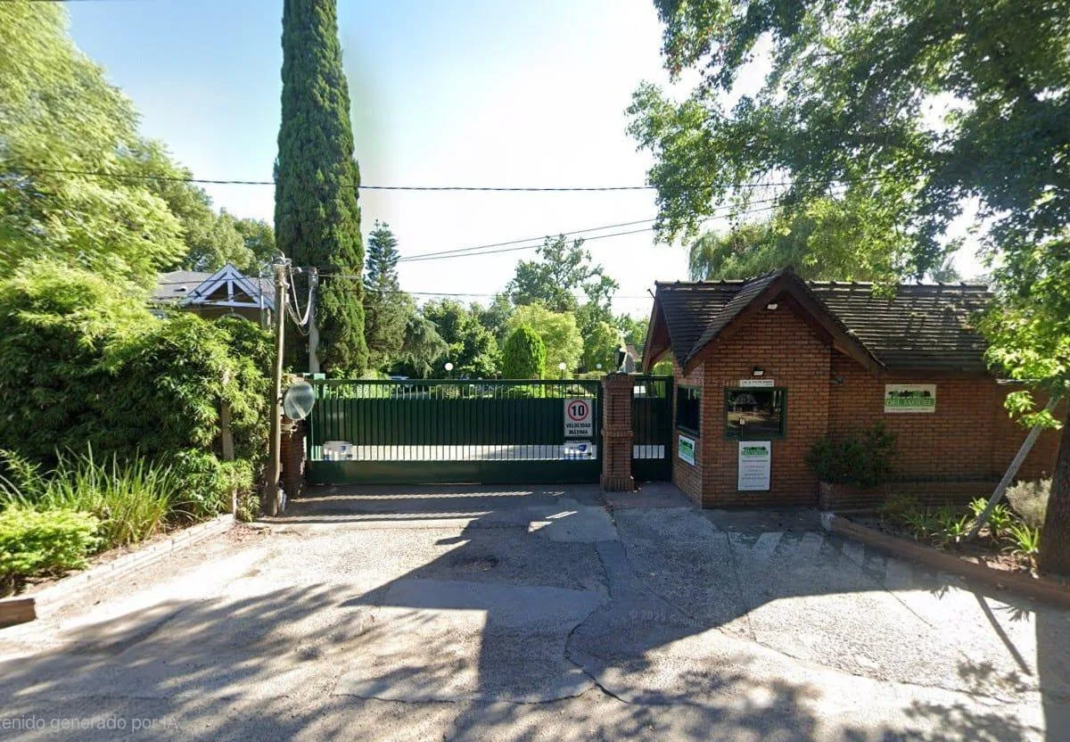 Casa com 3 dormitórios em Ituzaingó com piscina coberta em El Jagüel
