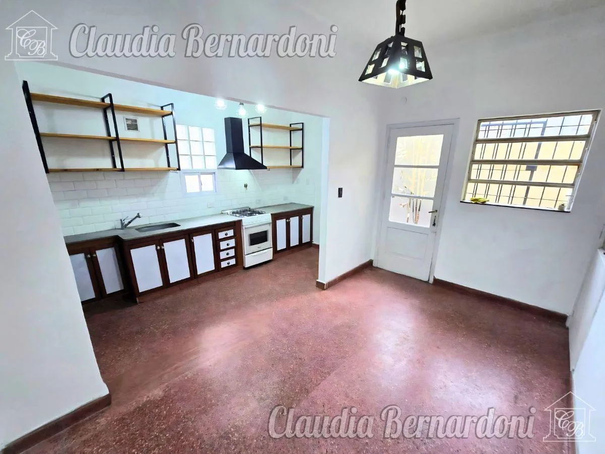Apartamento com 1 dormitório e quintal em Morón Centro