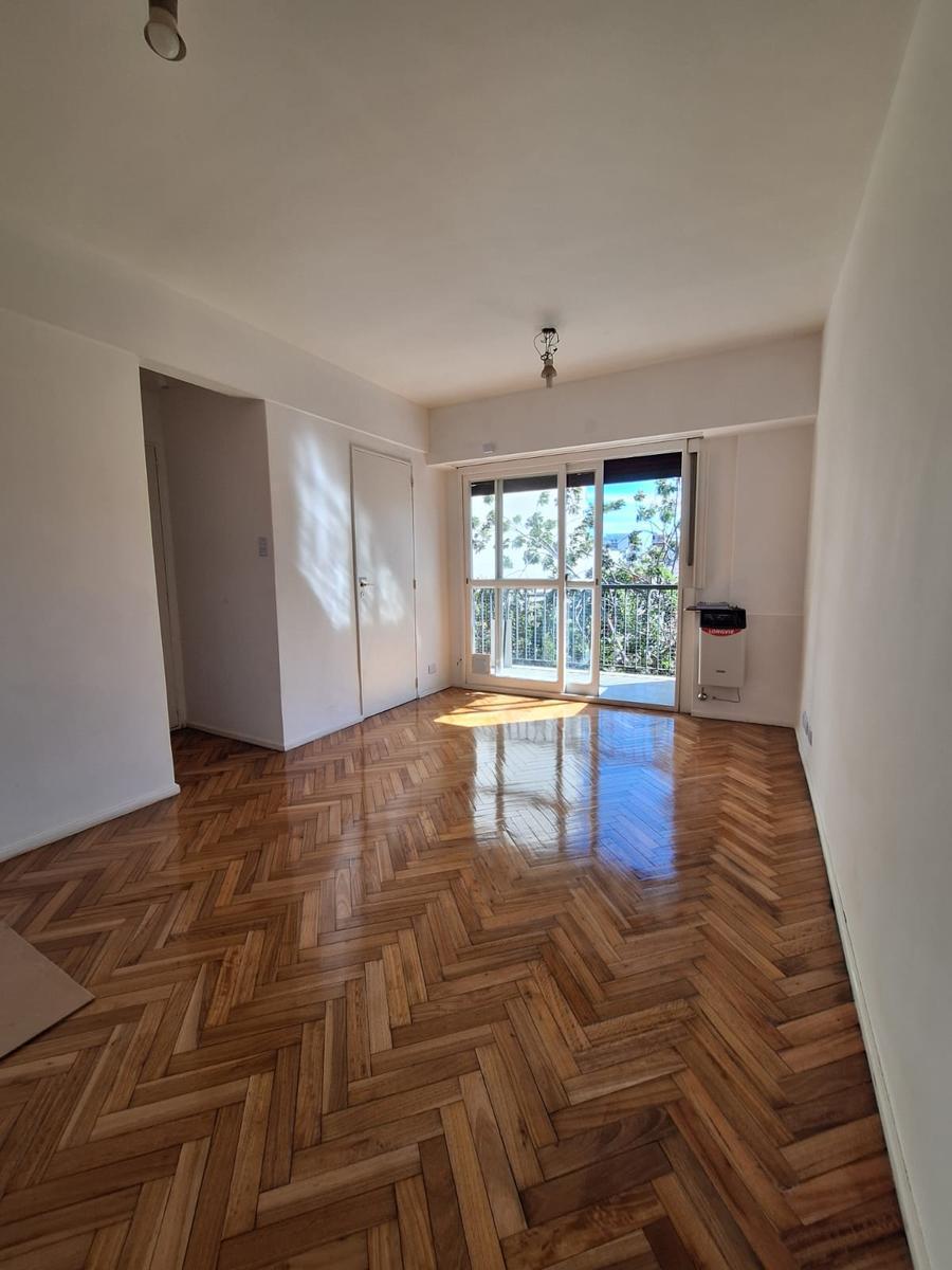 Recicled studio apartment with front balcony in Boedo