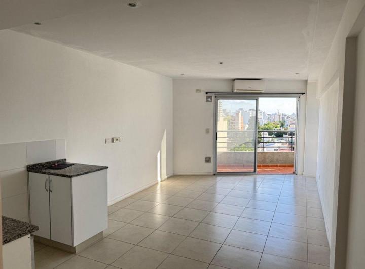 Kitnet de frente com varanda em Agronomía