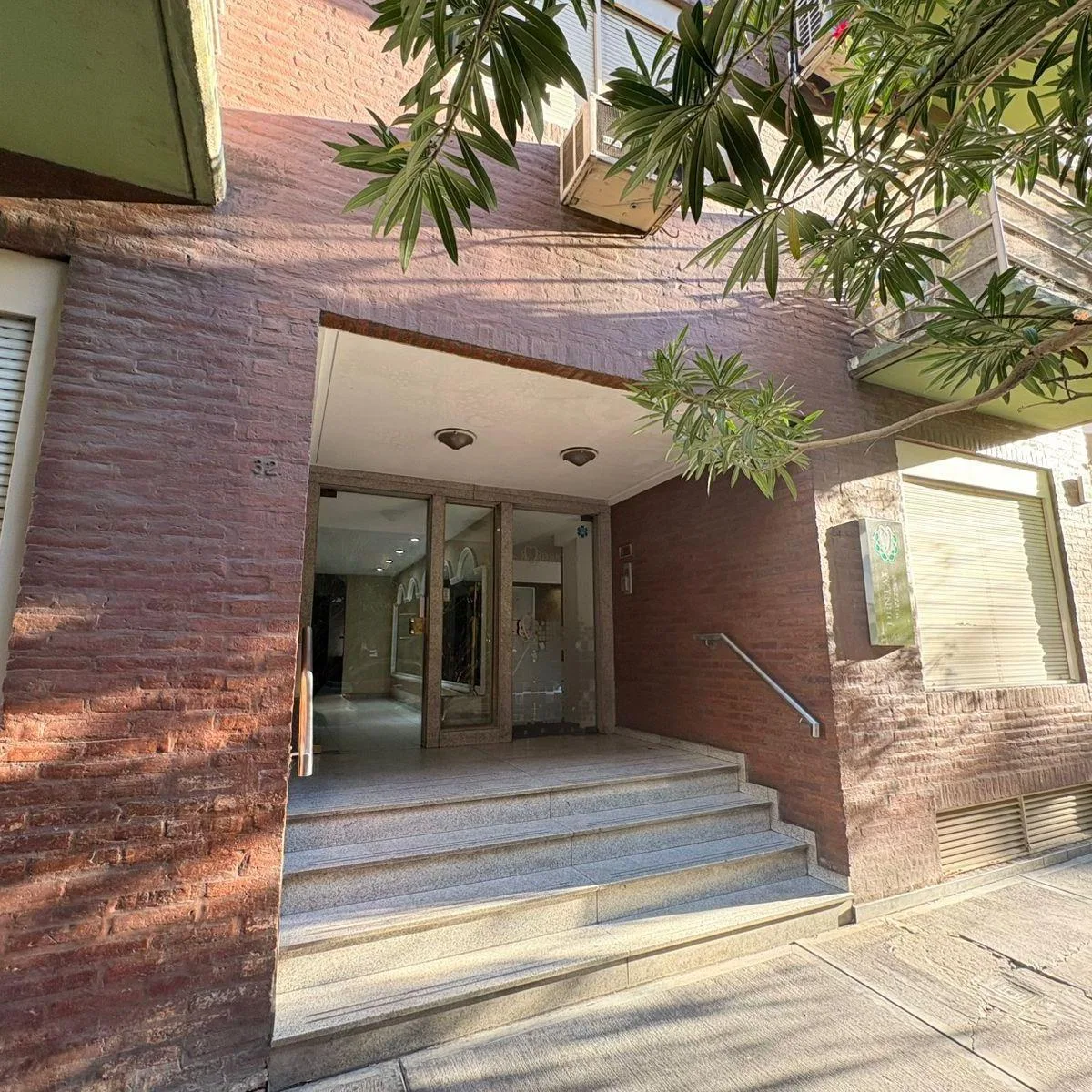 Квартира с двумя комнатами и (закреплённым) парковочным местом в Lanús Oeste