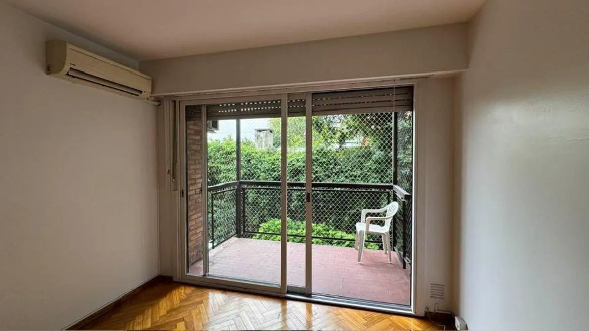 Apartamento de três ambientes com varanda e vaga de garagem em San Isidro