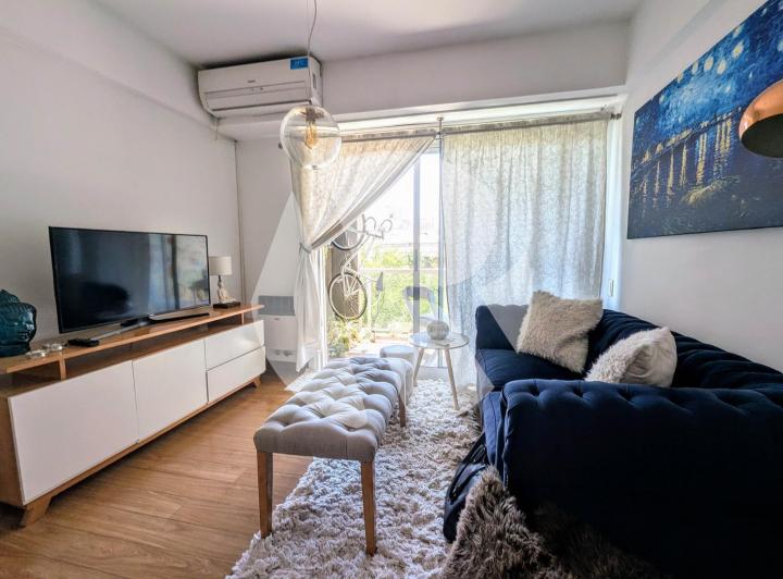 Two-room apartment with balcony in Monserrat