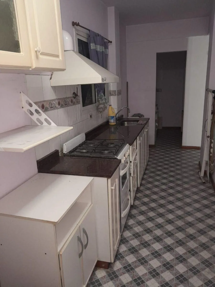 Apartamento de 2 ambientes de frente com varanda em Lanús