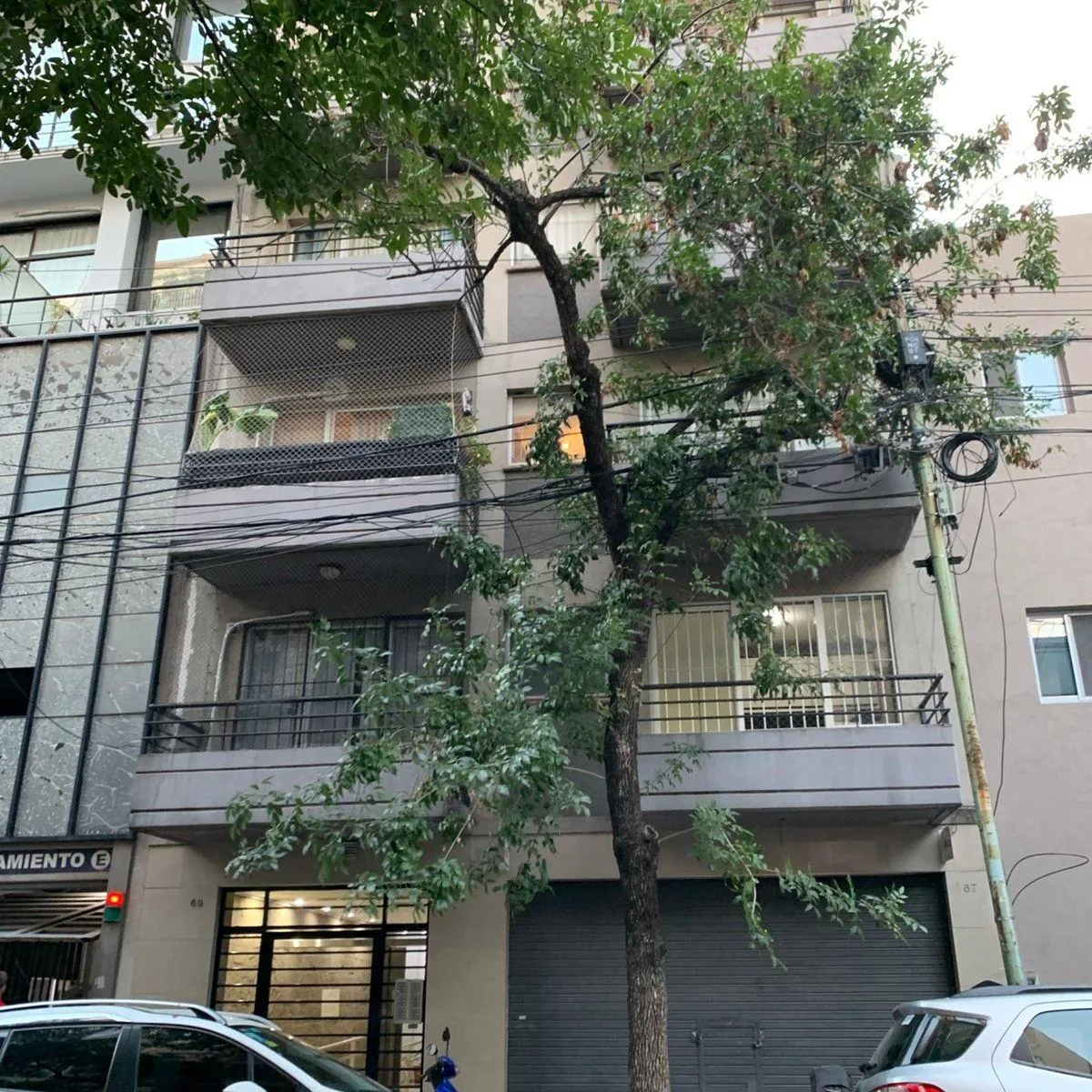 Kitnet dividida em 2 ambientes com pátio e varanda em Flores