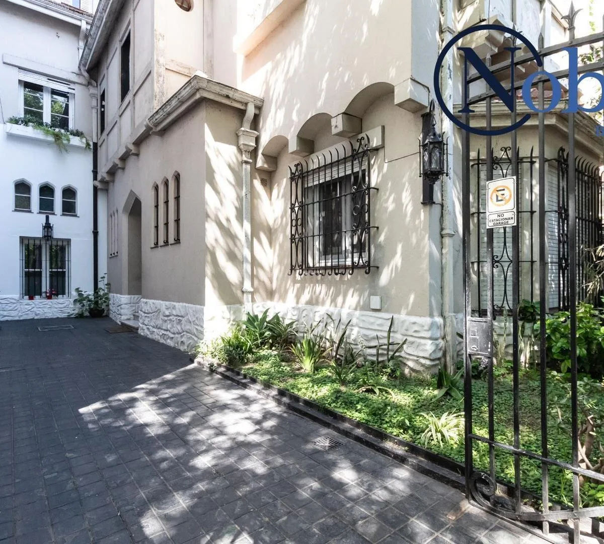 Casa de 5 dormitórios em Belgrano R com pátio e terraço