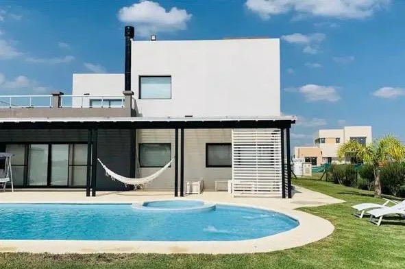 Modern five-bedroom house in Barrio La Alameda, Canning