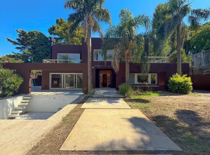 Четырёхкомнатный дом с садом и бассейном в Acassuso