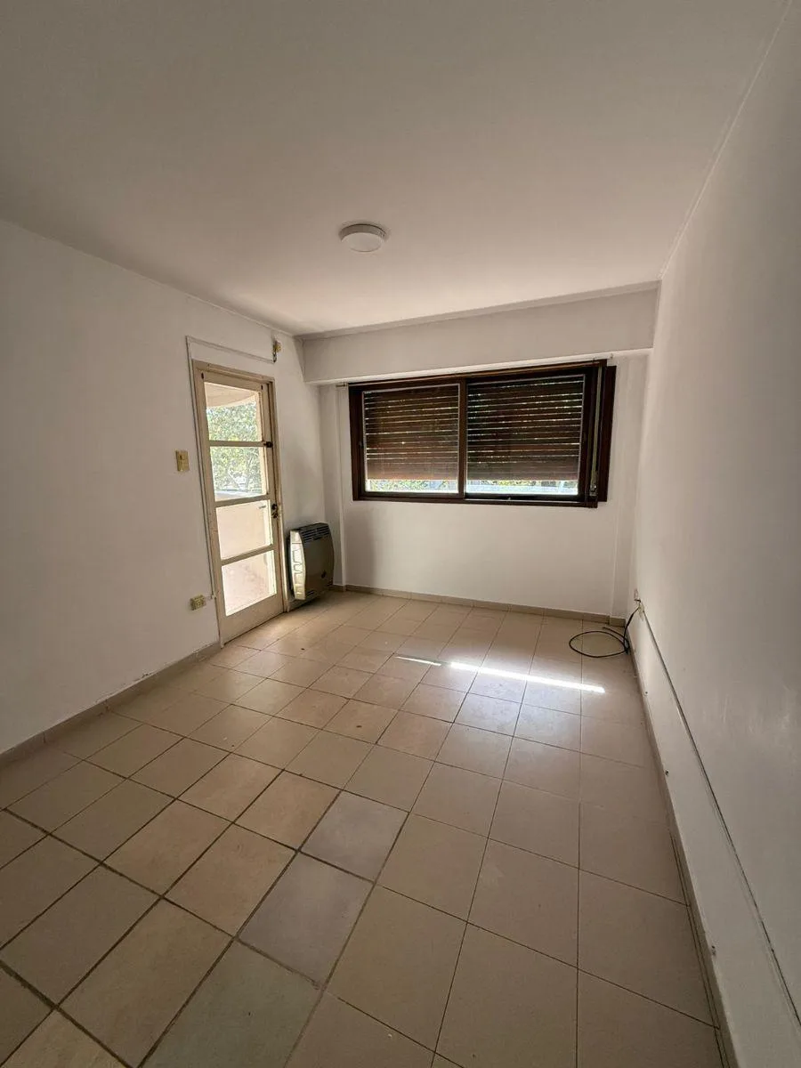 Apartamento de 2 dormitórios em La Plata com varanda