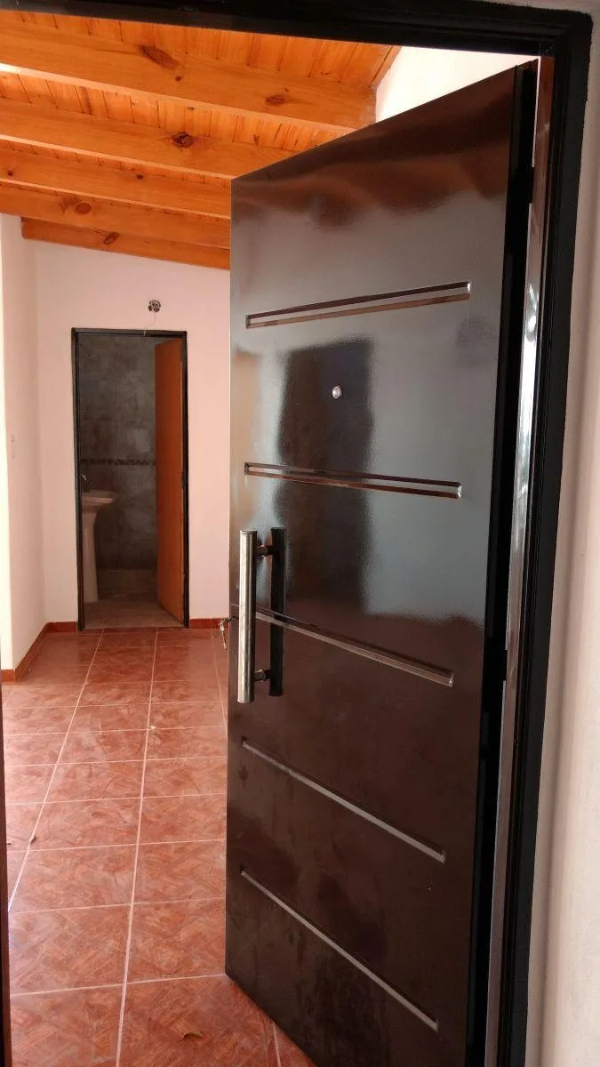 Two-bedroom upper-floor PH-style apartment with small courtyard in Lomas de Zamora