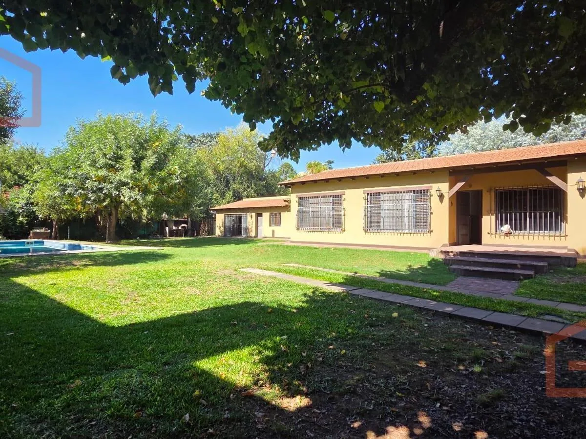 Casa de 4 ambientes com 3 dormitórios em Ituzaingó (Villa Udaondo, Parque Leloir)
