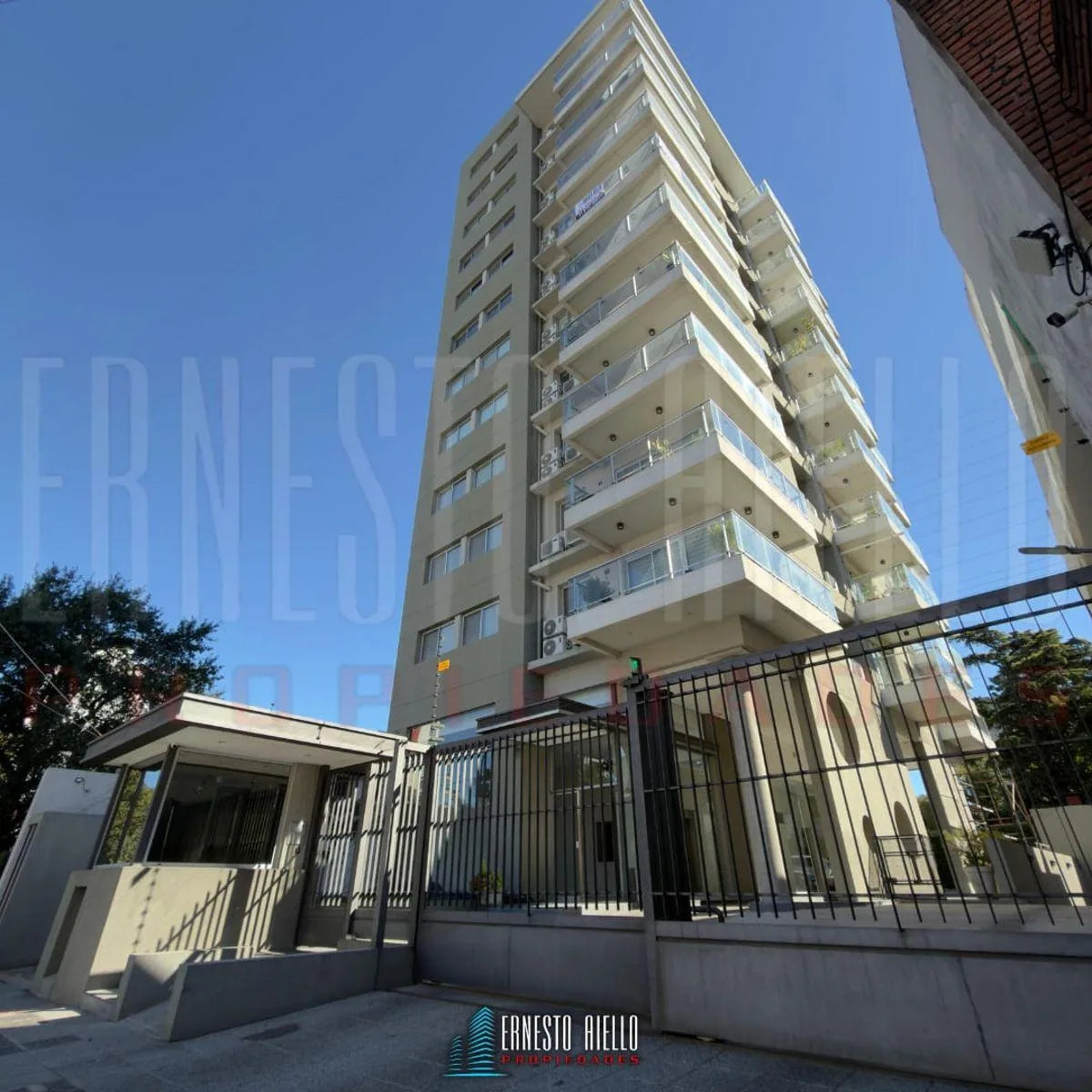 Three-room apartment with balcony and basement parking in Quilmes Centro
